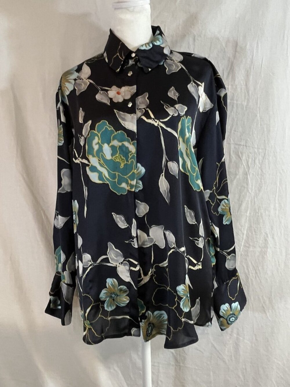 Zara Womanโs Long sleeve button down shirt Sz M
